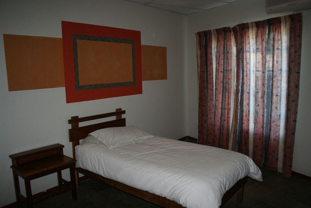 Oshakati Country Hotel Esterno foto