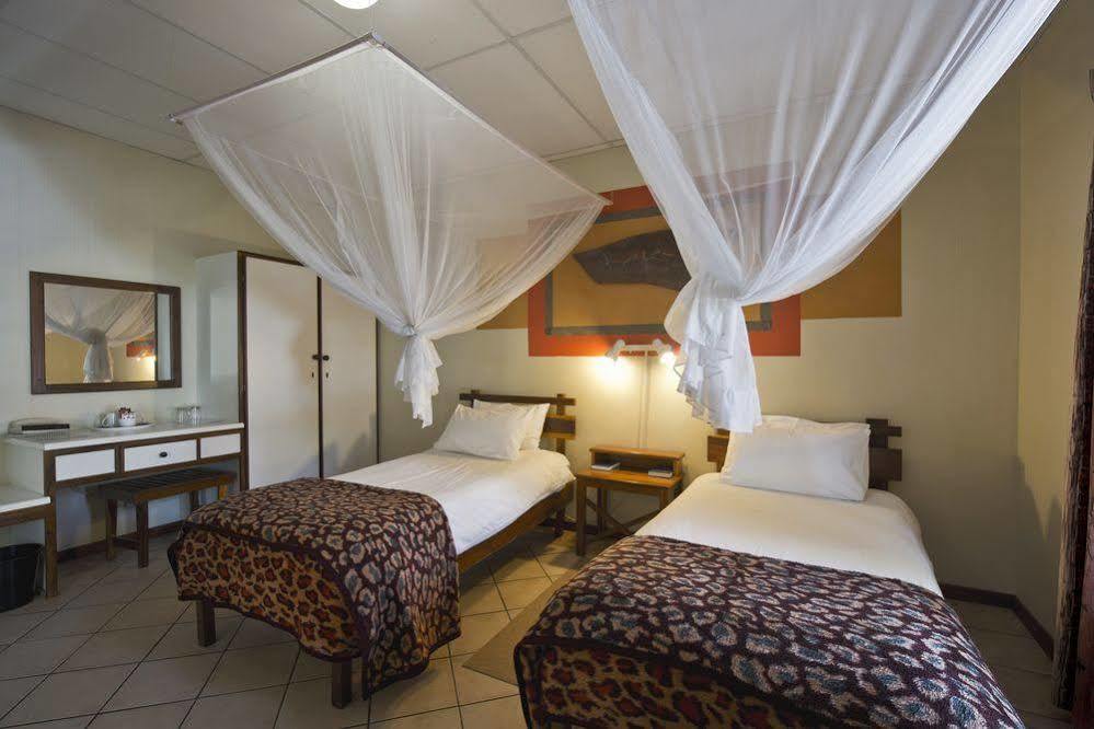 Oshakati Country Hotel Esterno foto